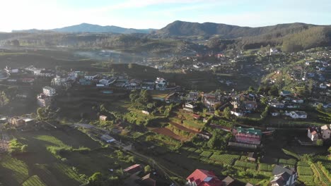 Vista-Aérea-Sobre-El-Pueblo-En-Las-Verdes-Colinas-De-Nuwara-Eliya-En-Sri-Lanka