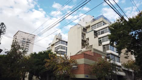 Moderne-Hohe-Gebäude-Gegen-Kleine-Häuser-Im-Gentrifizierungskonzept-Der-Stadt-Buenos-Aires,-Stadt-Nach-Massivem-Abriss--Und-Bauprozess