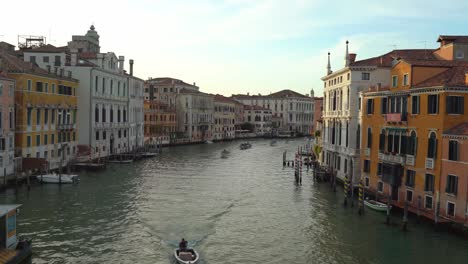 El-Gran-Canal-De-Venecia-Está-Lleno-De-Pequeños-Barcos-A-última-Hora-De-La-Tarde.