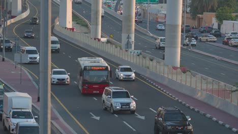 Dynamisches-Filmmaterial-Eines-öffentlichen-Busses-In-Dubai-In-Der-Nähe-Der-U-Bahn-Station-ADCB-Während-Des-Ruhigen-Abends,-Das-Die-Widerstandsfähigkeit-Der-Stadt-Nach-Der-Überschwemmung-Zeigt,-In-Atemberaubendem-4K-Bei-60 fps