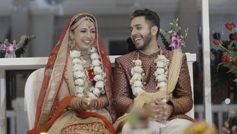 Entzückendes-Indisches-Paar-Trägt-Wunderschöne-Girlanden-Während-Ihrer-Hochzeit