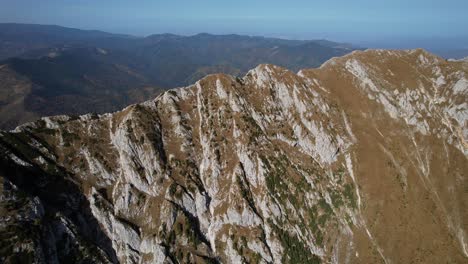 Luftaufnahme-Des-Gipfels-La-Om-Im-Piatra-Craiului-Gebirge-Mit-Klarem-Himmel-Am-Mittag