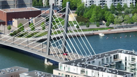 Tele-Drohnenaufnahme-Rund-Um-Die-Cruselli-Brücke,-Sommer-In-Rushulahti,-Helsinki