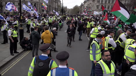 Dos-Líneas-De-Cordones-De-Policías-Metropolitanos-Mantienen-Separados-A-Los-Manifestantes-Pro-israelíes-Y-Pro-palestinos-Mientras-La-Manifestación-Anual-Del-Día-De-Al-Quds-Pasa-Por-Las-Casas-Del-Parlamento.