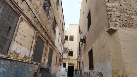 Schmutzige-Straße-Von-Fes-Fez-Medina-Authentisches-Haus-Apartment-Block-Marokko