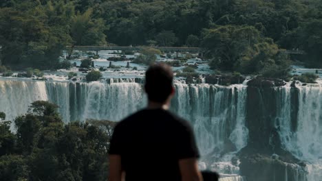 Mann,-Der-Die-Iguazú-Wasserfälle-An-Der-Grenze-Zwischen-Argentinien-Und-Brasilien-Betrachtet