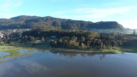 Drone-Volando-Sobre-El-Lago-En-Nuwara-Eliya,-Sri-Lanka