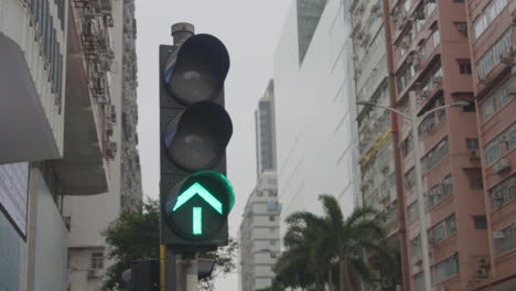 Señal-De-Tráfico-De-Flecha-Verde-En-Las-Zonas-Urbanas-De-Hong-Kong