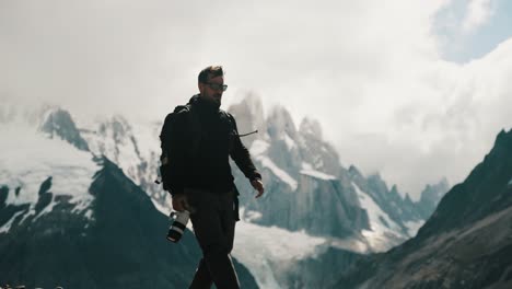 Fotógrafo-De-Viajes-Caminando-Por-El-Sendero-De-Montaña-Cerro-Torre-En-Santa-Cruz,-Argentina