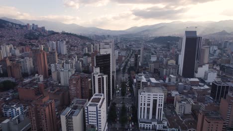 Die-Dämmerung-Senkt-Sich-über-Die-Geschäftige-Skyline-Von-Medellín,-Kolumbien---Luftaufnahme