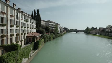 Edificios-Italianos-En-La-Orilla-Del-Río-Brenta-En-Bassano-Del-Grappa,-Italia