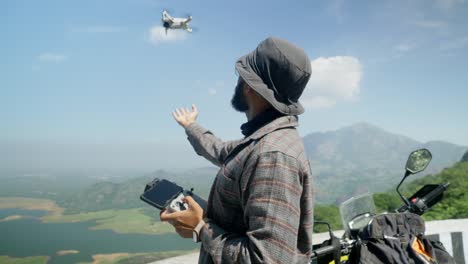 Un-Joven-Indio-Aterrizando-Su-Mini-Drone-En-Un-Paisaje-Forestal-Salvaje-De-Ghats-Occidentales,-India