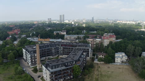 Ein-Shooting-Mit-Der-Skyline-Einer-Europäischen-Stadt