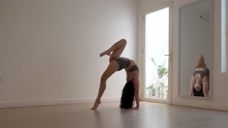 Mejorar-La-Flexibilidad,-La-Postura-De-Yoga,-Estirar-Y-Alargar-Los-Músculos-Del-Cuerpo