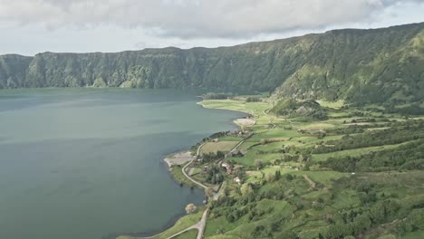 Lagoa-Azul-volcanic-lake,-Sete-Cidades,-Ponta-Delgada,-Sao-Miguel-island,-Portuguese-Azores-archipelago,-Portugal
