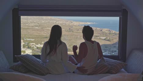 Junges-Paar-Feiert-Das-Erreichen-Des-Ziels-Eines-Romantischen-Urlaubs-Im-Mittelmeer