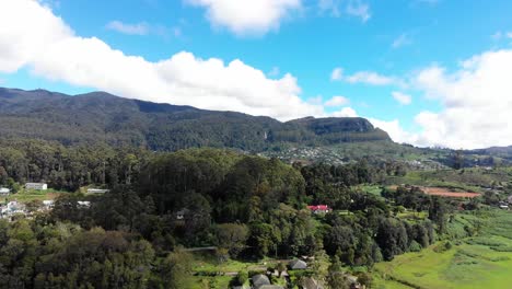 Drone-Volando-Sobre-Un-Lago-Tranquilo-En-Un-Día-Soleado-En-Nurwara-Eliya,-Sri-Lanka