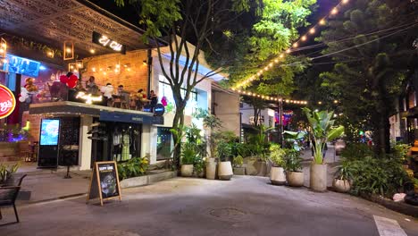 Vibrant-nightlife-scene-at-El-Poblado,-Medellín,-with-al-fresco-dining-and-illuminated-decor