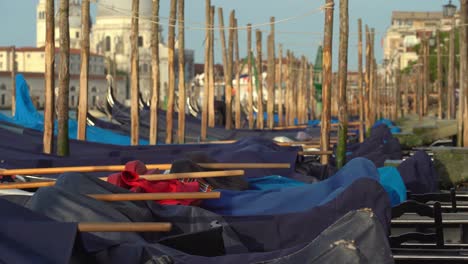 Traditionelle-Gondeln-Auf-Dem-Canale-Grande-In-Venedig