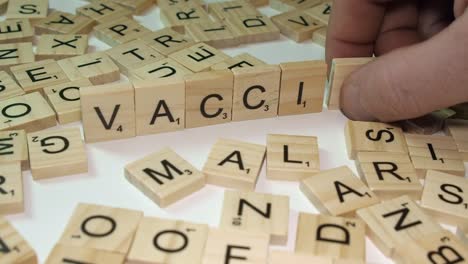 Wort-„Impfstoff“-Für-Medizinische-Medikamente,-Hergestellt-Aus-Scrabble-Buchstabensteinen-Am-Rand