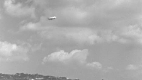 Luftschiff-Schwebt-In-Der-Luft-Unter-Dem-Bewölkten-Himmel-An-Einem-Kalifornischen-Nachmittag-Der-1930er-Jahre