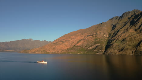 TSS-Earnslaw-Aus-Queenstown-Ist-Eines-Der-Wenigen-Verbliebenen-Passagierdampfschiffe-Mit-Kohlefeuerung-Auf-Der-Welt---Luftaufnahme