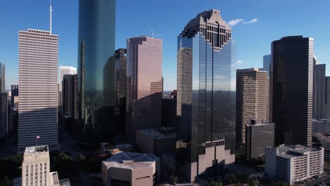 Houston,-TX,-EE.UU.,-Vista-Aérea-De-Los-Rascacielos-Y-Torres-Del-Centro-De-La-Ciudad-En-Un-Día-Soleado,-Disparo-De-Drone