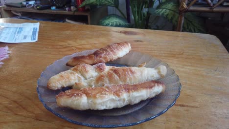 Nahaufnahme-Eines-Traditionellen-Argentinischen-Süßgebäcks,-Facturas-Bäckerei-Auf-Dem-Teller-Serviert