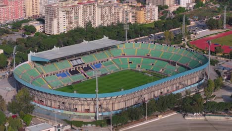 Filmische-Luftaufnahme-über-Dem-Renzo-Barbera-Stadion,-Heimat-Des-Palermo-FC-Der-Italienischen-Fußballliga-Serie-B