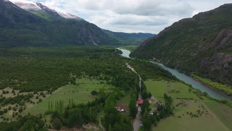 Luftaufnahme-Der-Zollgrenze-Zwischen-Chile-Und-Argentinien-Im-Tal-Neben-Dem-Fluss-Futaleufu