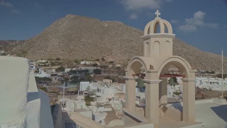 Wahrzeichen-Glockenturm-Im-Dorf-Akrotiri-Auf-Santorin,-Griechenland