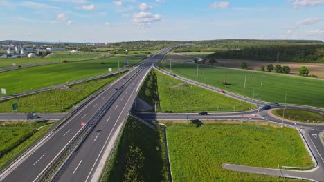 Volando-Sobre-La-Carretera-Con-Un-Dron