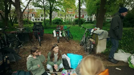 Anbieter,-Die-Second-Hand-Artikel-Auf-Dem-Königstagsflohmarkt-Amsterdam-Noord-Travel-Verkaufen