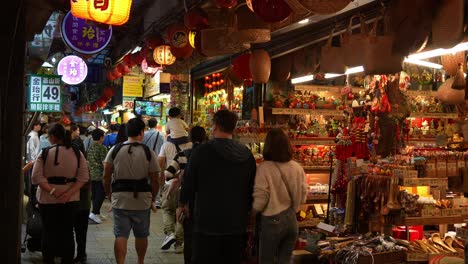 Gente-Paseando-Por-La-Calle-Estrecha-Llena-De-Restaurantes,-Tiendas-De-Souvenirs-Y-Tiendas-De-Regalos,-Explorando-La-Encantadora-Ciudad-Del-Pueblo-De-Montaña-De-Jiufen,-Atracción-Turística-Popular-De-Taiwán