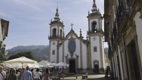 Pfarrkirche-Von-Vila-Nova-De-Cerveira-Malerische-Vorderseite-Der-Kirche,-Während-Touristen-Auf-Dem-Gelände-Spazieren-Gehen