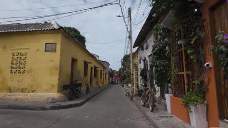 El-Colorido-Encanto-De-Getsemaní,-Cartagena:-Un-Paseo-Por-Una-Calle-Pintoresca