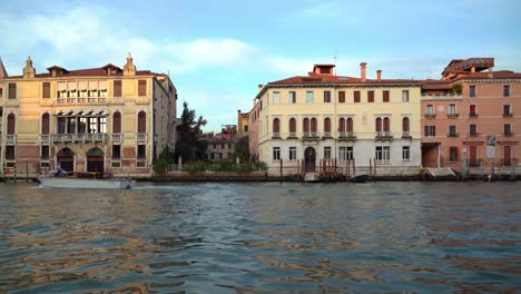 Lanchas-Rápidas-Pasan-Por-El-Gran-Canal-De-Venecia-A-última-Hora-De-La-Tarde.