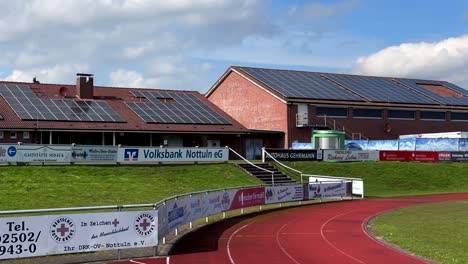 Moderner-Deutscher-Sportverein-Mit-Sonnenkollektoren-Auf-Dem-Dach-Des-Gebäudes