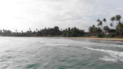 Drone-Volando-Sobre-Aguas-Poco-Profundas-En-La-Playa-De-Hiriketiya-En-Sri-Lanka