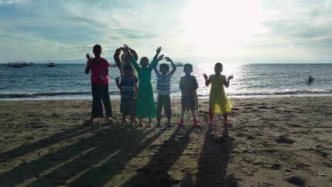 Felices-Niños-Filipinos-En-La-Playa-De-Arena-Durante-El-Atardecer