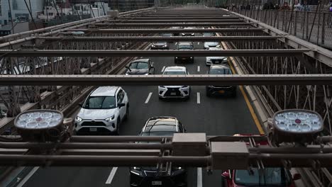 Traffic-driving-over-Brooklyn-Bridge-in-New-York,-United-States