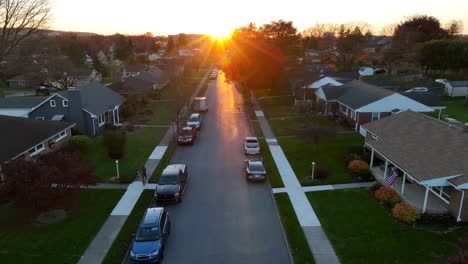 Sonnenuntergang-Zur-Goldenen-Stunde-Im-Amerikanischen-Viertel