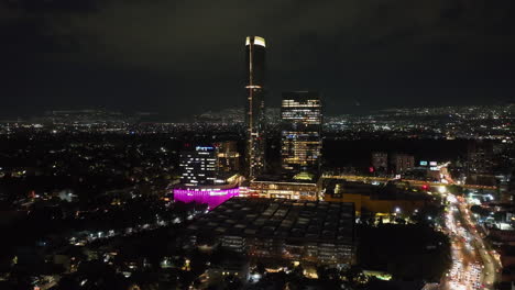Luftaufnahme-Des-Beleuchteten-Mitikah-Tower-Komplexes,-Nachts-In-Mexiko