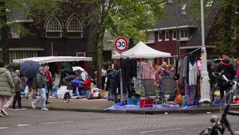 Straßenszene-Von-Einem-Flohmarkt-Während-Des-Niederländischen-Nationalfeiertags-Königstag-In-Amsterdam-Oud-Zuid