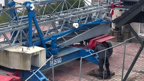 Trabajador-Industrial-Durante-La-Fase-De-Construcción-Del-Sitio-De-Construcción-Con-Grúa-Alta