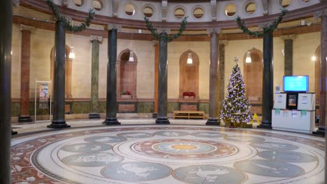 Vista-Interior-Del-Museo-Nacional-De-Irlanda-Con-árbol-De-Navidad-En-Dublín,-Irlanda