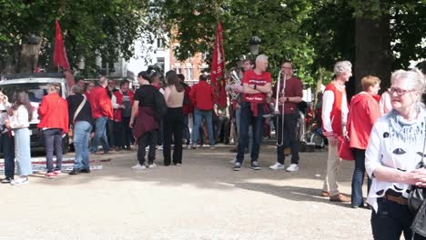 Manifestación-Del-Día-Del-Trabajo-Con-Banderas-Rojas