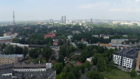 Sliding-shoot-showing-city-skyline