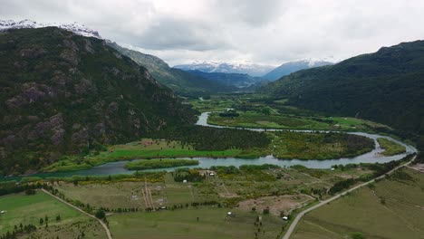 Vista-Aérea-Del-Sinuoso-Río-Futaleufú-Que-Serpentea-Por-El-Fondo-Del-Valle-En-La-Patagonia