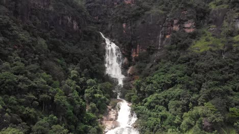 Drohnenansicht-Der-Ravana-Wasserfälle-In-Den-Bergen-Sri-Lankas